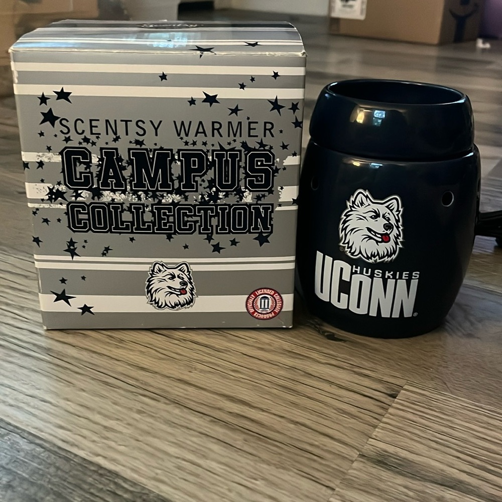 Scentsy Campus Collection UCONN‎ full-size Warmer with box